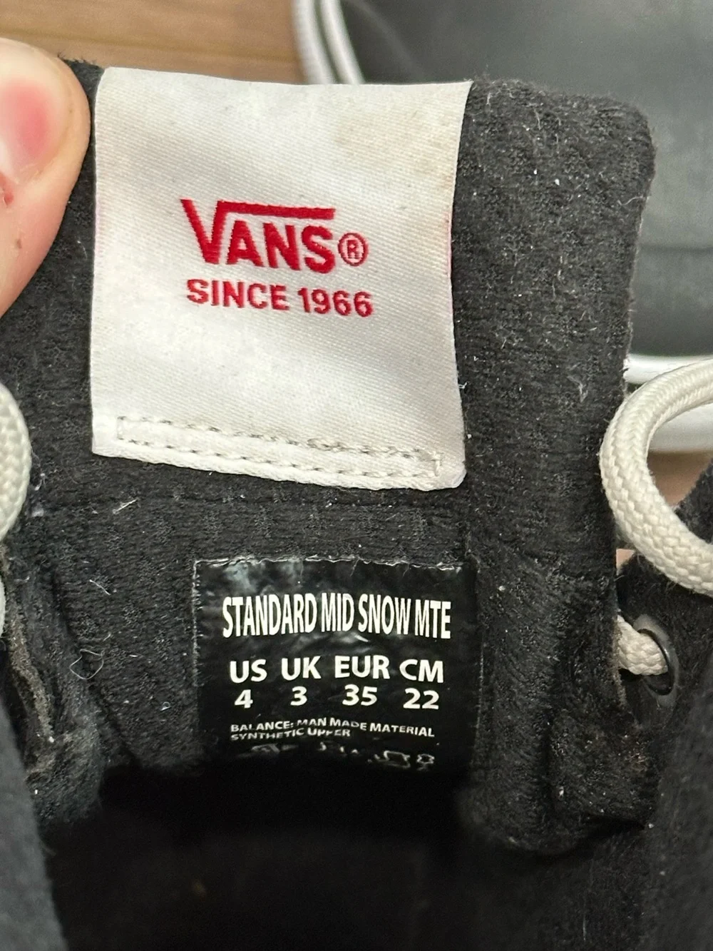 Vans Standard Mid Snow MTE Boot in Black/White Size Boys 4